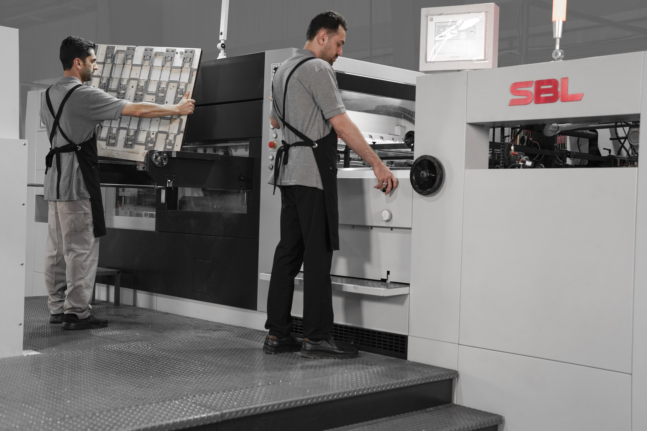 Automatic diecut machine